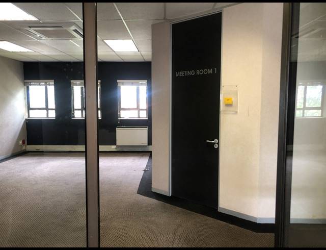 639M² OFFICE TO LET IN HYDE PARK